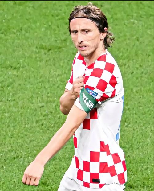 为什么本垒板后方的草皮通常被设计成不同方向的条纹