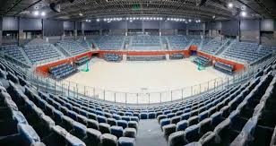 把自己整笑了前莱斯特城中场恩迪迪入场时滑倒，带倒身后队友