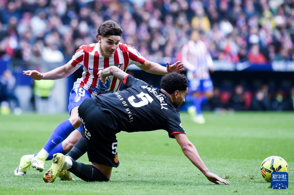 梅西太内向了，主持人说第一句就想拿着奖杯走，不到三年拿四冠